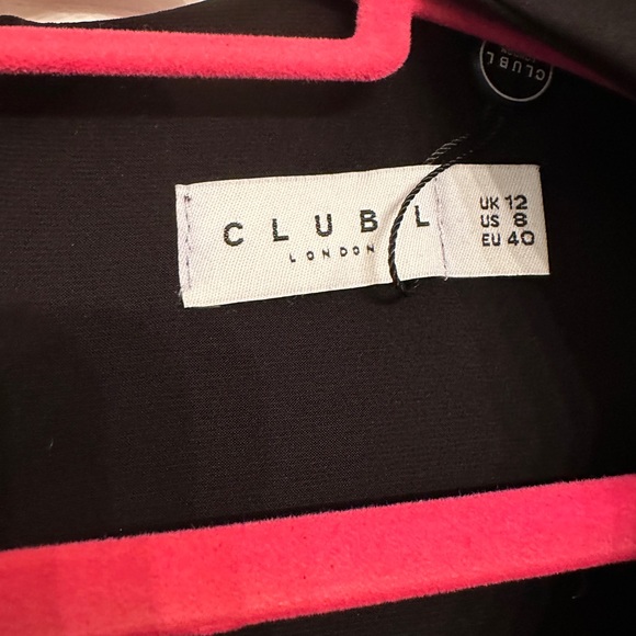 Club London UNFORGOTTEN
BLACK WRAP FRONT MAXI DRESS WITH SIDE SPLIT - Picture 5 of 7